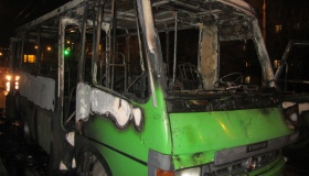 Следователи установили, кто мог поджечь автобус на Фурманова