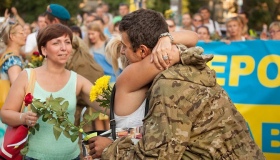 Полтавські дівчата та жінки можуть передати вітання військовим з Днем святого Валентина