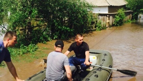 На Полтавщині людям після буревію підвозять хліб на човнах. ВІДЕО