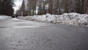 В іншій частині міста знов знайшли пошкоджений при прибиранні снігу тротуар. ФОТОФАКТ