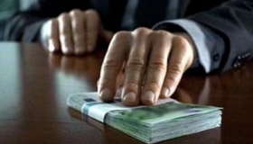 Державний посадовець вимагав дев'ять тисяч гривень хабара