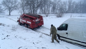 Рятувальники відбуксирували 27 автомобілів зі снігових заметів. ВІДЕО