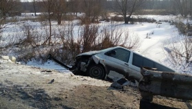 На Полтавщині автомобіль звалився в річку. ФОТО