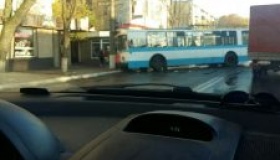 У Кременчуці тролейбус зупинив стовп