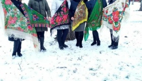 Полтавки влаштували флешмоб в українських хустках