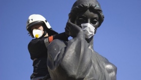 Сім пам’ятників Полтави "вдягли" медичні маски