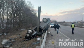 Легковик протаранив відбійник на Лубенщині: жінка загинула, водій отримав тяжкі травми