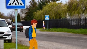 На Полтавщині біля пішохідних переходів встановили "школярів-блокаторів"