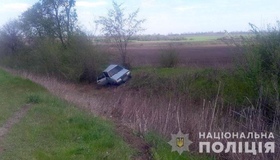 На Полтавщині перекинулась автівка: пасажир у лікарні