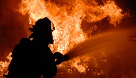 У Полтаві під час пожежі в гаражі згорів "Мерседес". ВІДЕО