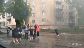 Полтавські рятувальники витягували авто з затопленої дороги