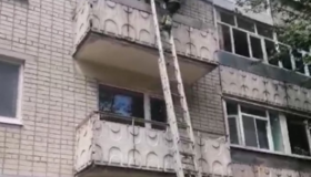 У Кременчуці рятували дитину з балкону багатоповерхівки
