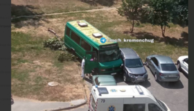 У Кременчуці водію стало зле за кермом: некерований автобус зніс дерево