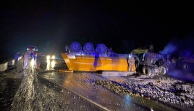На полтавській трасі біля повороту на Красноград перевернулася вантажівка з камінням