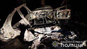 На Полтавщині автомобіль згорів після зіткнення з електроопорою