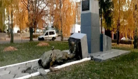Невідомі знесли пам’ятник Чапаєву у Лубнах