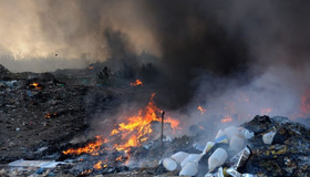 На Полтавщині другу добу горить сміттєзвалище