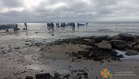 На Дніпрі відкололася крижина: 200 рибалок  дрейфували до Полтавщини