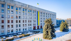 Полтавські будівлі вбрали в українські прапори з нагоди Дня єднання