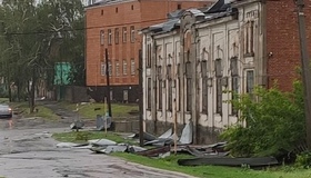 Негода у Зінькові: зірвано дахи будівель, повалені дерева