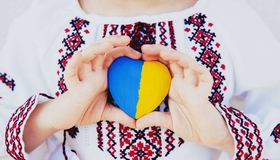 Полтавці розмалювали оглядовий майданчик у кольори української вишиванки