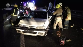 Полтавські рятувальники дістали пораненого водія із потрощеної у ДТП автівки