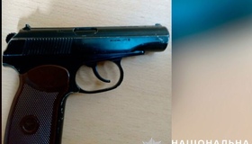 У Полтаві чоловік погрожував перехожим пістолетом
