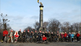 Полтаву привітали зі святами Діди Морози на велосипедах!