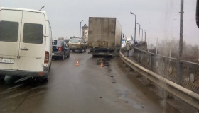 Через аварійний стан Крюківського мосту поліція не пускає фури до Кременчука