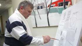 У Полтаві художник малював картини прямо під час власної виставки. ФОТО