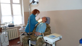 Полтавські стоматологи поїхали на Схід, аби лікувати бійців та місцевих
