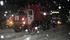 Машина "швидкої допомоги" з вагітною застрягла у снігу на Полтавщині, інша вагітна народила вдома