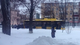 Пасажири тролейбусу самостійно пхали його до зупинки. ВІДЕО