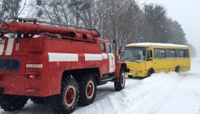 На Полтавщині відновили рух трасою Дніпропетровськ-Решетилівка і витягли із заметів у центрі Диканьки автобус із пасажирами