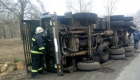 На Полтавщині у вантажівці, що перекинулася, затисло водія