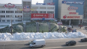 Біля ТРЦ "Київ" встановили гігантського динозавра