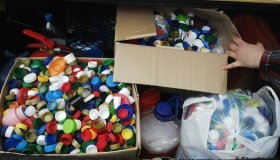 Пластикові кришки для допомоги військовим збирають навіть працівники швидкої допомоги