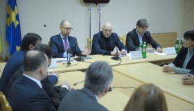 Яценюк пообіцяв бюджетний мільярд на розвиток територіальних громад