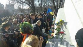 Перед пам'ятником Шевченку читали "Заповіт"