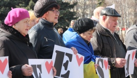 Полтавці влаштували мітинг і збір підписів на підтримку Савченко. ФОТО