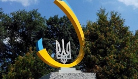 У Лубнах на постаменті пам'ятника Леніну встановили патріотичний монумент