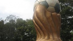 У селі на Полтавщині на місці монумента Леніну створили пам'ятник футбольному м'ячу