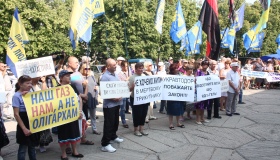 Перед Полтавською облрадою відбулося одразу чотири мітинги. ФОТО