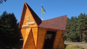 Гадяцькі лісівники збудували оригінальну автобусну зупинку