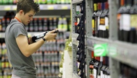 За продаж алкоголю неповнолітньому продавчиню оштрафували на 1700 гривень