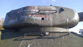 У Полтаві невідомі розмалювали легендарний танк Т-34. ФОТОФАКТ