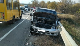 Полтавські рятувальники витягли водія з понівеченого автомобіля
