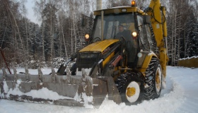 Рятувальники і комунальники говорять, що сніг на дорогах області чистили 49 машин