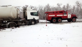 Протягом доби на Полтавщині в заметах застрягли сім вантажівок