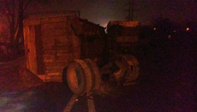 У Полтаві пізно ввечері перевернулася вантажівка з насінням